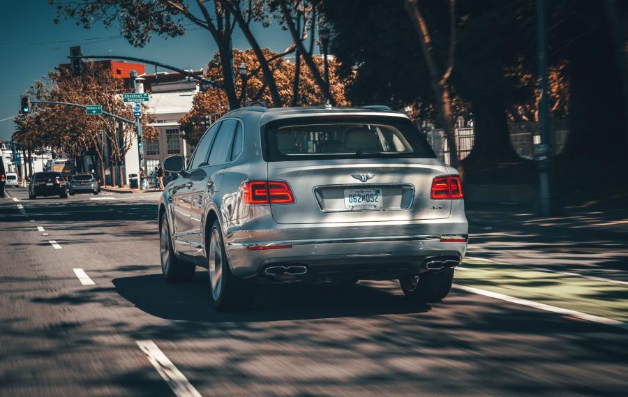  Bentley Bentayga Hybrid 2019 года  (NA) (фото 4 из 18)